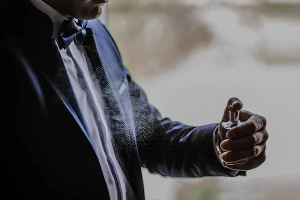 genç adam damat ile görünür damla parfüm kullanmak