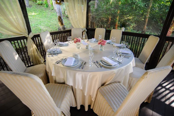 Una mesa con hermosas flores eustoma en un café - restaurante en — Foto de Stock