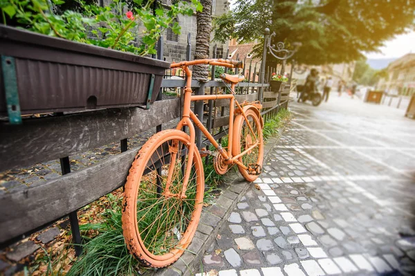 Retro altes orangefarbenes Fahrrad — Stockfoto