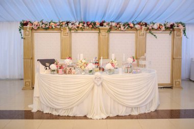 Çiçeklerle süslenmiş düğün masası.: