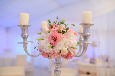 Gümüş metalik şamdan