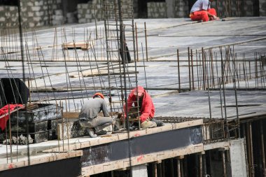  İnşaat sitesinde çekiç ile çalışır üreticileri