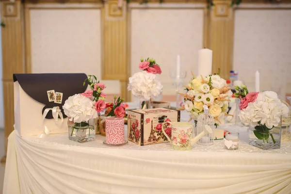 Bröllop bord dekorerad med blommor: — Stockfoto