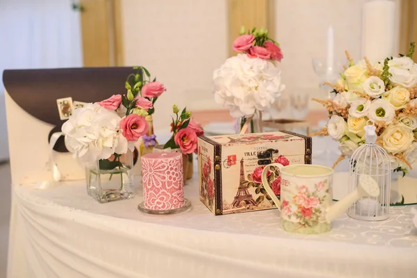 Bröllop bord dekorerad med blommor: — Stockfoto