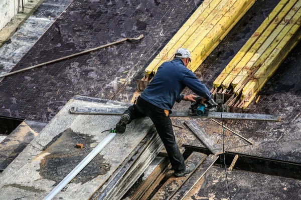 Constructores que trabajan duro en el sitio de construcción: cortar boa madera — Foto de Stock