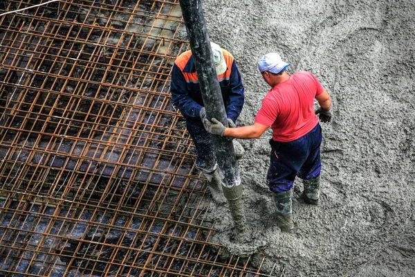 Builders works on the construction site: pouring concrete for fo — Stock Photo, Image