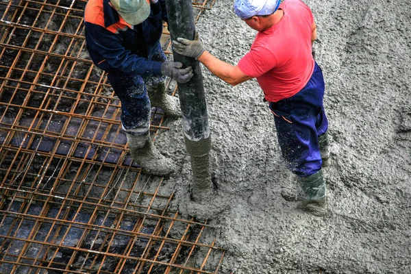 Építők dolgozik az építkezésen: öntés beton a fo — Stock Fotó