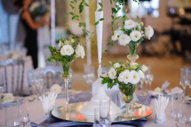 Vazoda beyaz eustomas kompozisyon