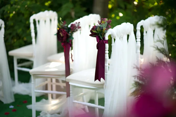 Sillas de estilo vintage blanco decoradas con flores rojas / claret — Foto de Stock