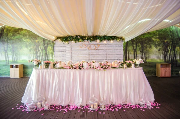 Mesa de boda decorada con flores — Foto de Stock