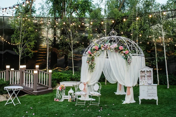 Arco branco para a cerimônia de casamento — Fotografia de Stock