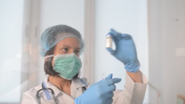 抗生物質で透明な哲学を分析する若い女性医師のビデオを閉じます — ストック動画