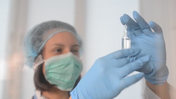 Close Vídeo Jovem Médico Que Análise Transparente Phial Com Antibiótico — Vídeo de Stock