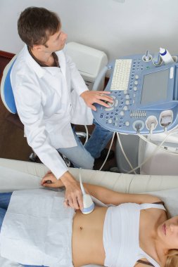 Ultrasonografi muayenesinde hamile bayan pacient