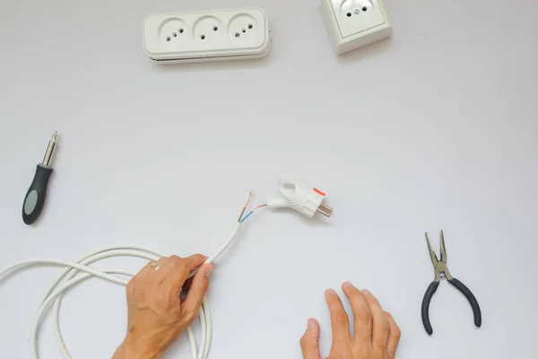 The work process of an electrician — Stock Photo, Image