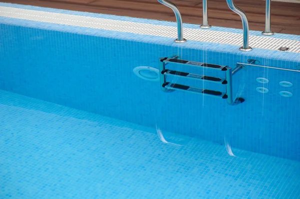 Vista de uma piscina vazia com wa azul — Fotografia de Stock