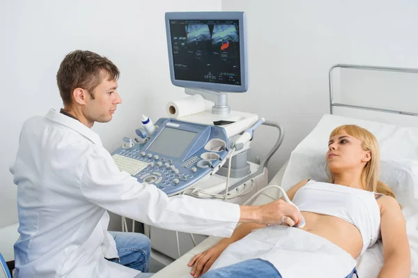 Die Schwangere bei der Ultraschalluntersuchung — Stockfoto