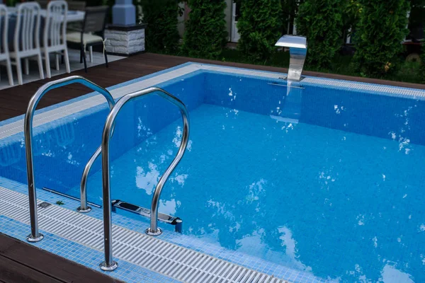 Vista de una piscina vacía con wa azul —  Fotos de Stock