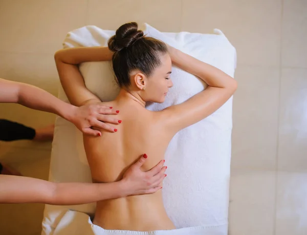 Spa procedure frontal view massage of the back — 스톡 사진