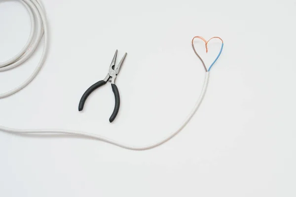 Den vita tråden i form av hjärta — Stockfoto