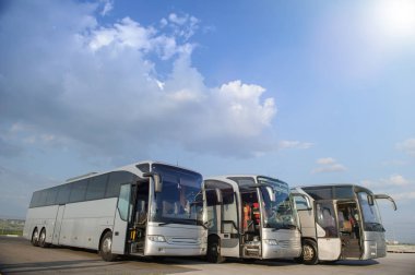 Otoparkta üç otobüs ön tarafta kalıyor. 