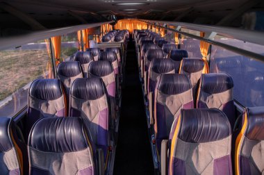 Otobüste bir sıra boş koltuk.