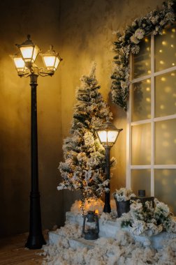 Noel süslemeleri ve klasik stree ile fotoğraf stüdyosu