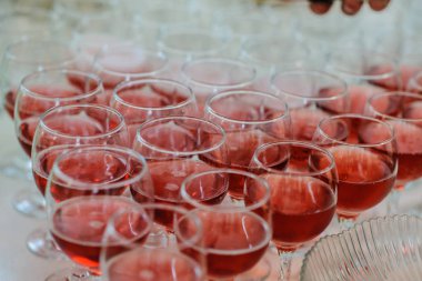 Masada bardaklar olan kırmızı şarap.. 