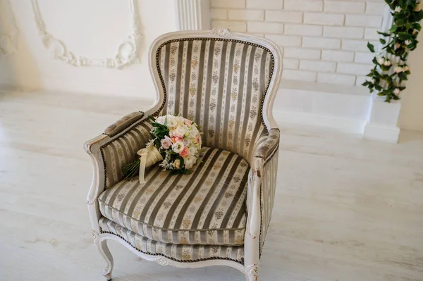 Kuscheliger Stuhl im Fotostudio mit Hochzeitsdekoration und Flowe — Stockfoto