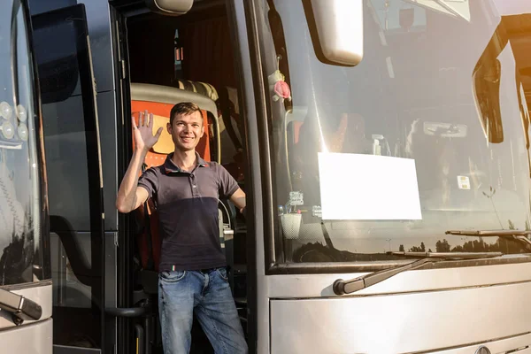 Autista che rimane nella porta d'ingresso del suo autobus — Foto Stock