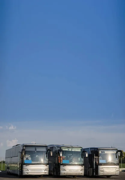 Trzy autobusy zatrzymujące się na parkingu Front Way — Zdjęcie stockowe