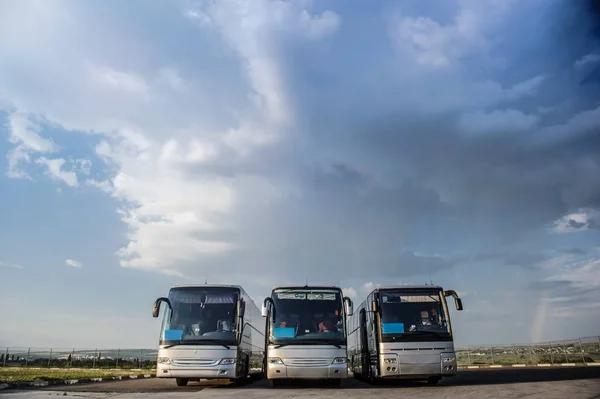 Tre autobus che soggiornano nel parcheggio Front Way — Foto Stock