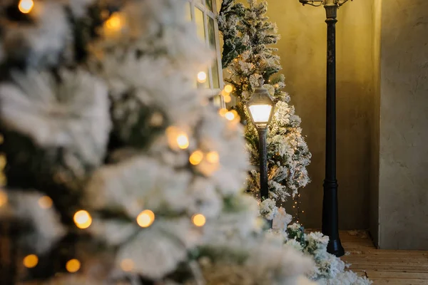 Estudio de fotografía con decoraciones navideñas y vintage stree — Foto de Stock