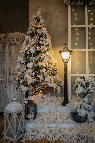 Estudio de fotografía con decoraciones navideñas y vintage stree — Foto de Stock