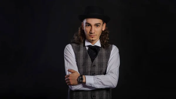 Красивый кавказский молодой человек в белой рубашке, костюме и шляпе — стоковое фото