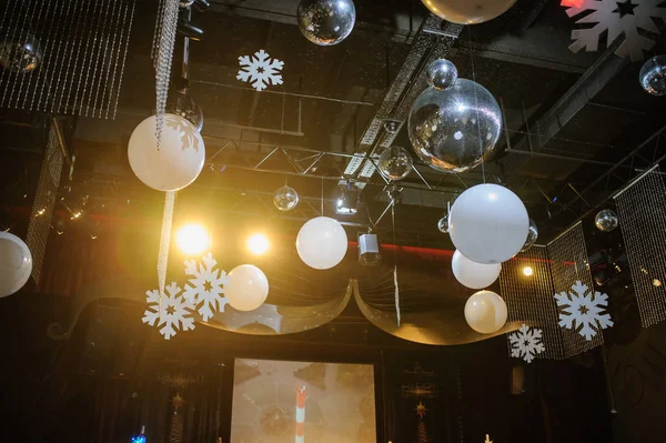 Partidisco dekorationer med ljus och kristall bollar på — Stockfoto