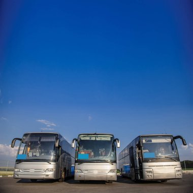 Otoparkta üç otobüs ön tarafta kalıyor. 