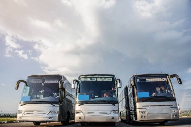 Otoparkta üç otobüs ön tarafta kalıyor. 