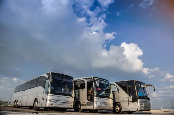 Otoparkta üç otobüs ön tarafta kalıyor. — Stok fotoğraf