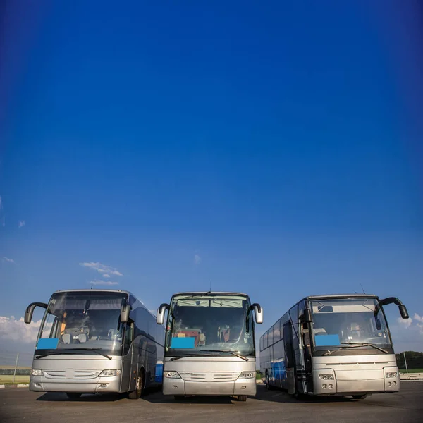 Trzy autobusy zatrzymujące się na parkingu Front Way — Zdjęcie stockowe