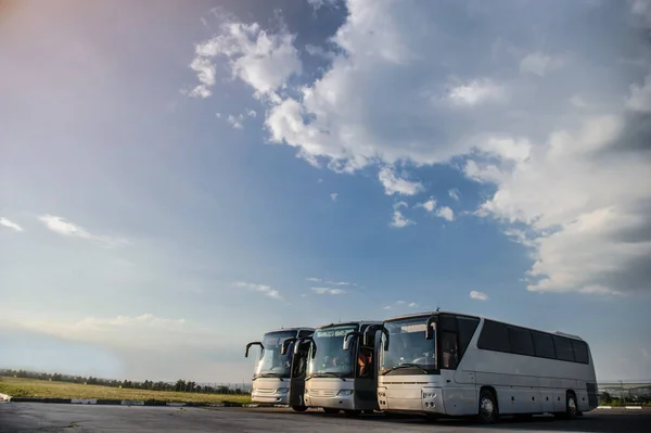 Tiga bus tinggal di tempat parkir Front Way — Stok Foto