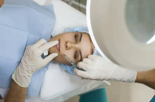 Widok Góry Zabiegu Powiększenia Ust Młodej Kobiety Wykonanego Przez Lekarza — Zdjęcie stockowe