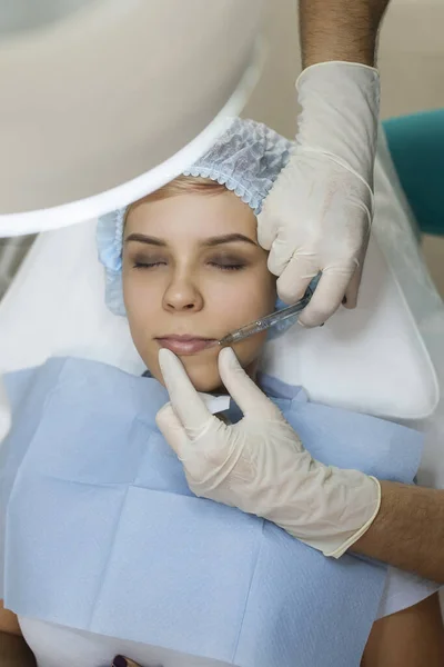 Widok Góry Zabiegu Powiększenia Ust Młodej Kobiety Wykonanego Przez Lekarza — Zdjęcie stockowe