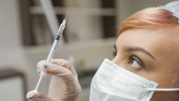 Lateral View Nurse Pushing Liquid Syringe — Stok fotoğraf