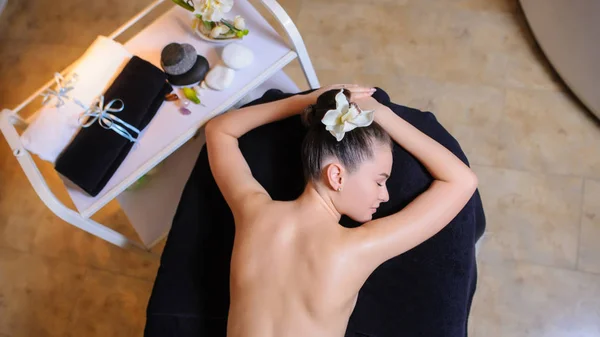 Massaggio Spa sul lettino da massaggio — Foto Stock