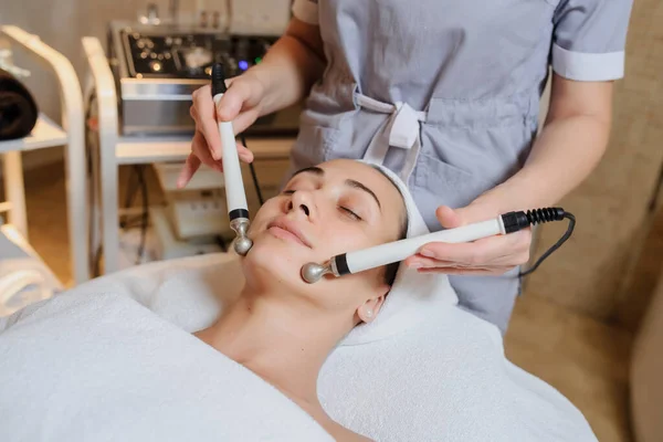 Vista Lateral Mulher Massagem Facial Procedimento Spa Estimulação Elétrica Facial — Fotografia de Stock