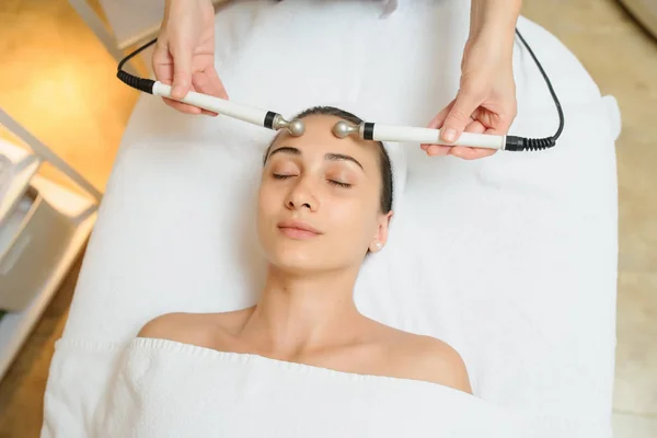 Woman Facial Massage Spa Procedure Electric Stimulation Facial Skin Care — Stock Photo, Image