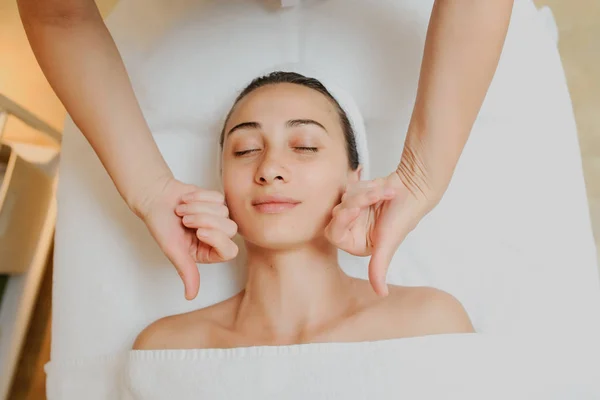 Visão Superior Mulher Fazendo Massagem Facial Cheecks Curativa Terapeuta Aplicando — Fotografia de Stock