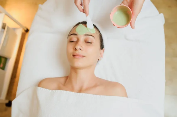 Close Tiro Cabeça Uma Mulher Com Uma Máscara Verde Aplicada — Fotografia de Stock