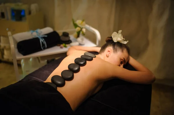 Terapia Pietra Una Cliente Donna Beauty Spa Vista Laterale Una — Foto Stock